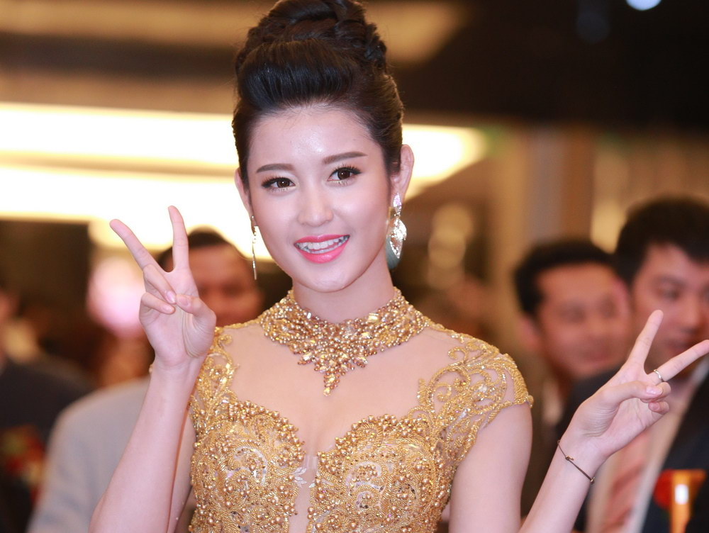 A hau Huyen My noi bat giua cac dan chi hinh anh