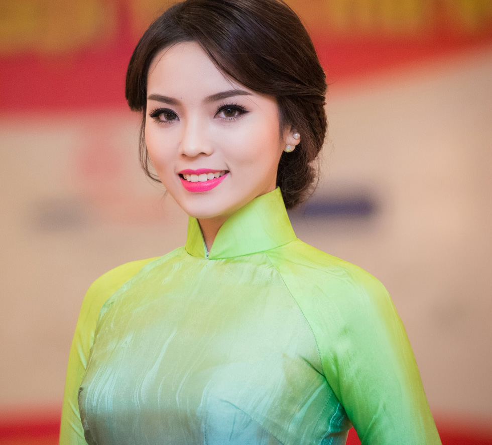 Hoa hau Ky Duyen noi bat voi ao dai in hinh vinh Ha Long hinh anh