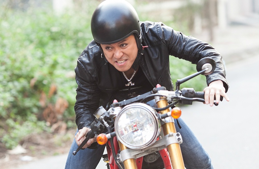 Vo con Tuan Hung bi xa hoi den quay pha trong MV moi hinh anh