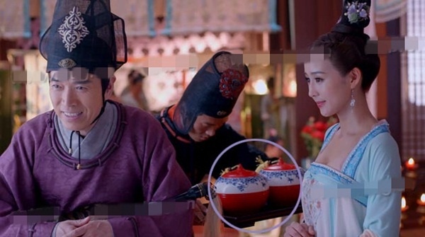 Ở phân cảnh này, thái giám bê chiếc khay…