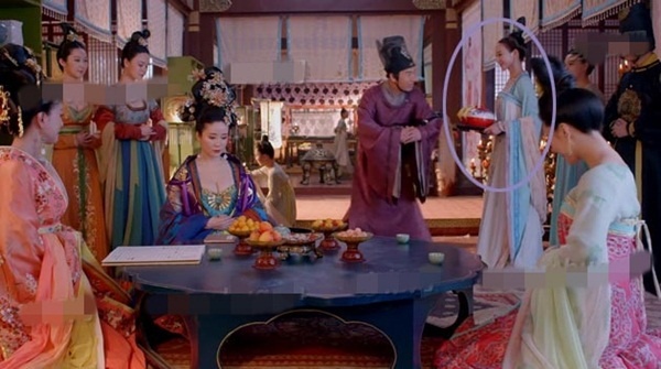 Khi đổi góc máy, chiếc khay bỗng chuyển sang tay của Từ Tuệ.