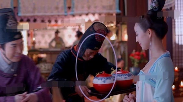 Đổi lại góc máy, chiếc khay vẫn ở trên tay của thái giám.