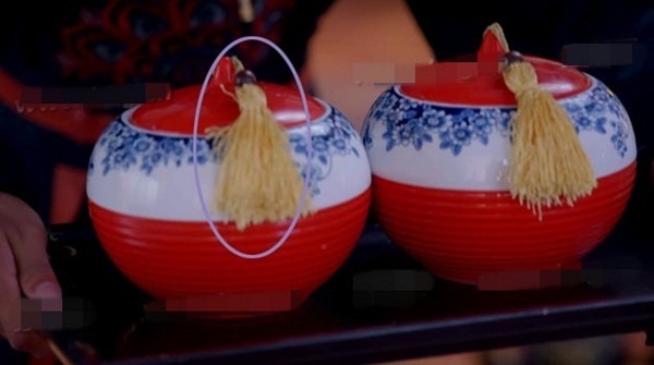 Tua rua của hai chiếc hộp đang ở phía trước….