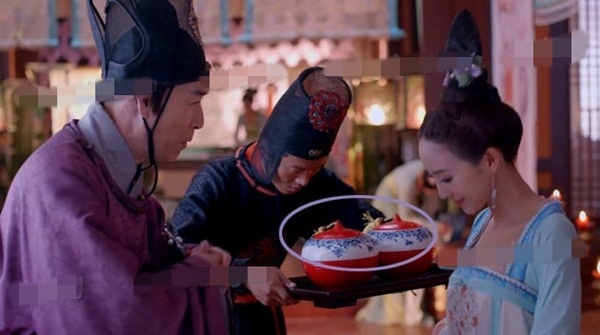 … thế nhưng chỉ tíc tắc sau đã ở phía sau