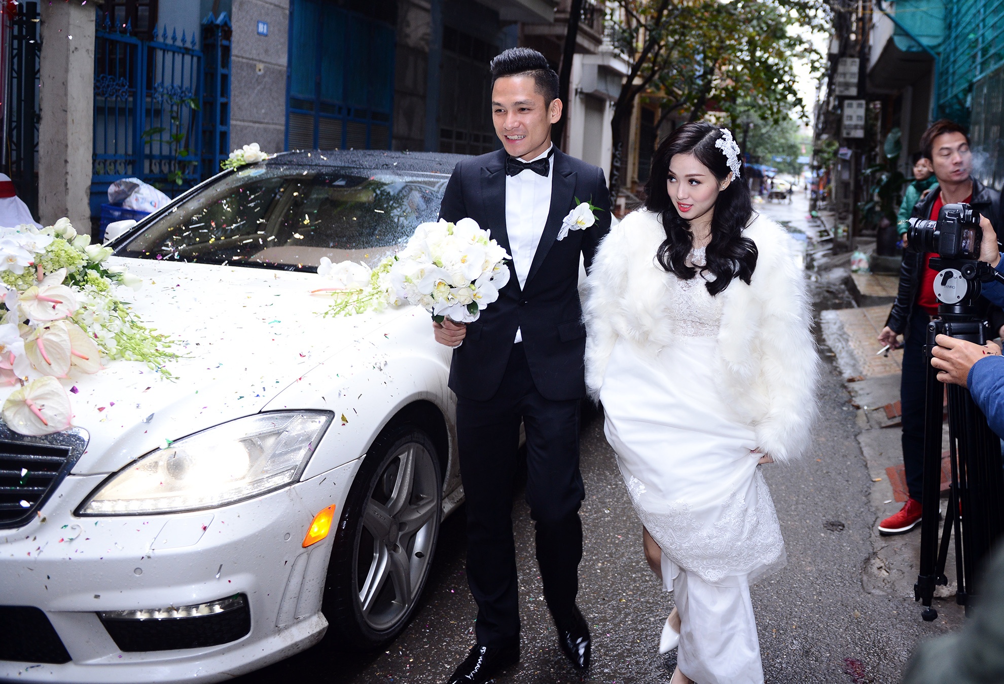 Tam Tit khoac ao long len xe hoa ngay dong gia hinh anh