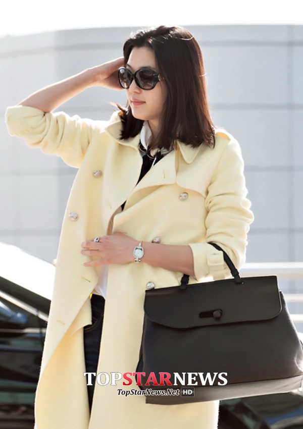 Jun Ji Hyun tỏa nắng tại sân bay với item màu vàng nổi bật.
