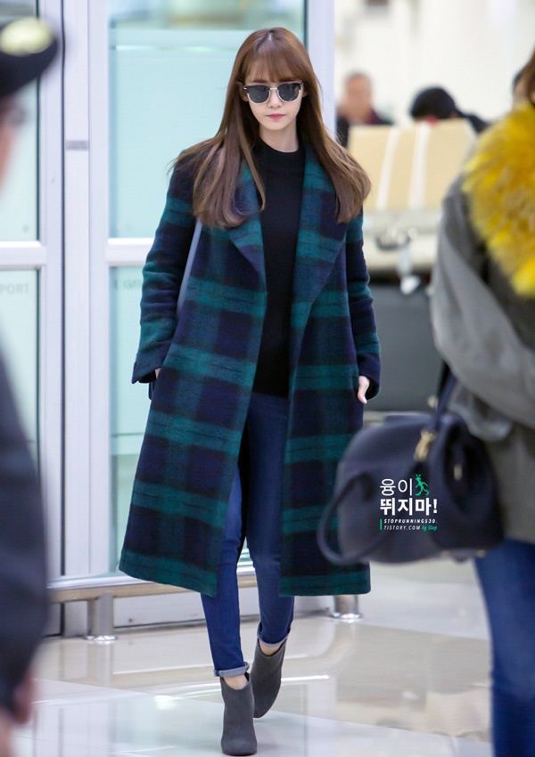 Yoona chọn loại trench coat caro dài qua đầu gối che bớt thân hình quá mảnh mai.