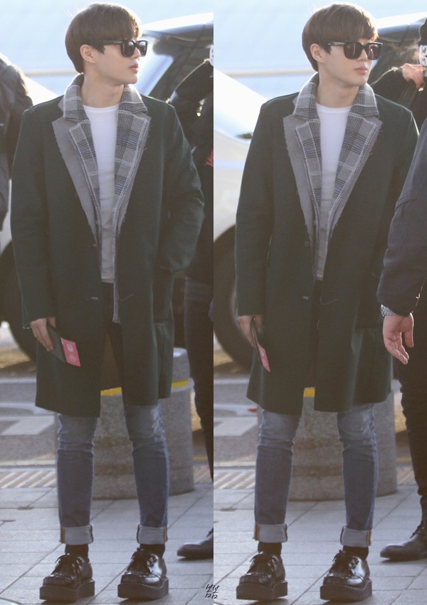 Anh chàng Suho giữ ấm cơ thể bằng áo khoác dài 2 lớp.