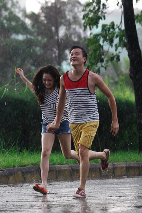 Lương Mạnh Hải có cảnh nắm tay ngọt ngào với 2 người đẹp Minh Hằng và Bảo Anh trong Vừa đi vừa khóc.