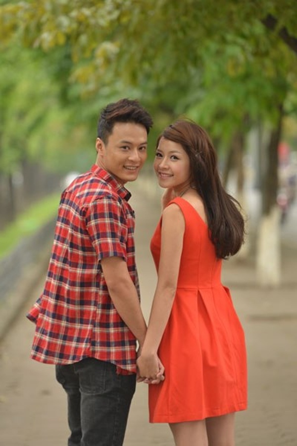 Trong phim Giọt nước rơi, nam diễn viên điển trai Hồng Đăng (vai Đan) lại rơi vào mối quan hệ tình cảm với  Linh, cô tiểu thư kém anh nhiều tuổi (hot girl Chi Pu đóng).