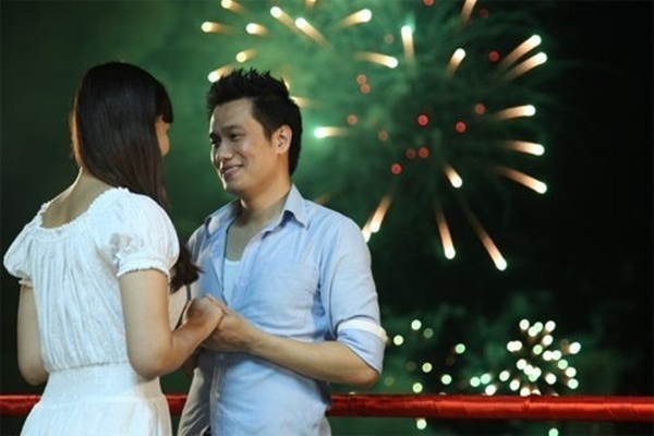 Cảnh Huy (Việt Anh) nắm tay và tỏ tình với Mai (Lã Thanh Huyền) trong đêm pháo hoa rực rỡ tại cầu sông Hàn (Đà Nẵng) là cảnh quay đắt giá nhất trong phim Tình yêu không hẹn trước.