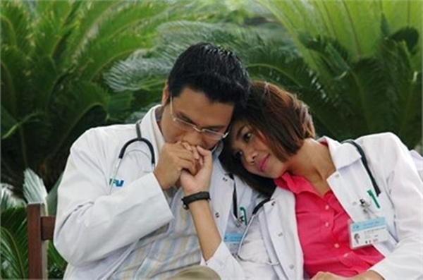  Trước đó, “chân dài” Thanh Hằng cũng có cảnh quay lãng mạn không kém với nam diễn viên Việt Anh trong bộ phim Gia tài bác sĩ.