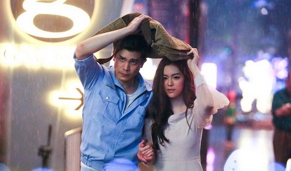 Nội dung phim xoay quanh câu chuyện tình éo le giữa cô - trò.
