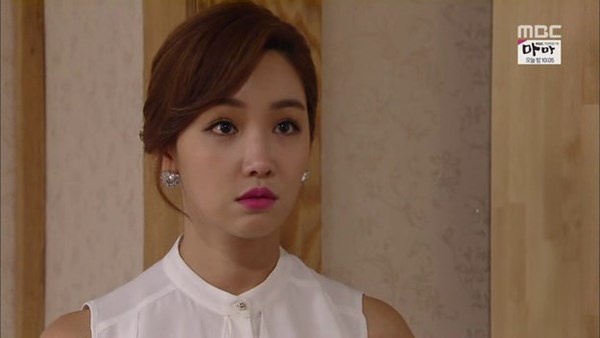1. Yeon Min Jung trong Jang Bo Ri is Here: Yeon Min Jung (Lee Yoo Ri) là cô gái xấu xa, chuyên lợi dụng người khác. Cô khao khát tiền bạc và có thể làm mọi thứ để leo lên vị trí giàu sang, phú quý hơn. Nếu chàng trai nào mà hẹn hò với một cô gái như này thì sẽ luôn phải suy nghĩ xem cô nàng đang tính toán điều gì trong đầu.