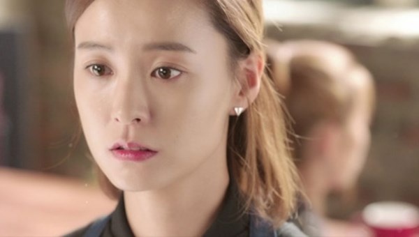 3. Yeo Reum trong Discovery of Love: Mặc dù ban đầu Yeo Reum (Jung Yu Mi) là cô bạn gái ngọt ngào của anh chàng Nam Ha Jin thế nhưng sau đó, hóa ra cô nàng lại là kẻ lừa dối và lợi dụng sự tốt bụng của bạn trai. Mặc dù không phải cố ý nhưng Yeo Reum biết cách sử dụng ưu điểm của mình cũng như khuyết điểm của đối phương để có lợi nhất cho bản thân. Tuy nhiên, nhân vật này thật may mắn khi luôn có những anh chàng đáng yêu và biết cách quan tâm vây quanh cô.