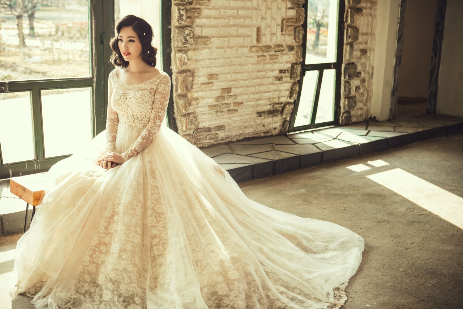 A hau Thuy Van rang ro lam co dau hinh anh