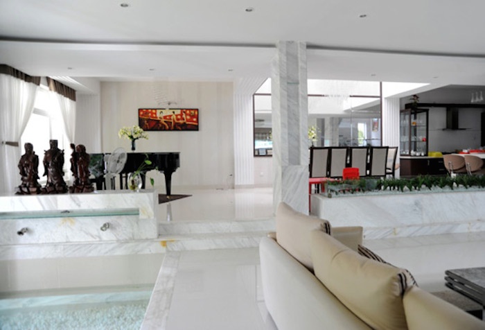 Một hồ nước nhỏ trong vắt được đặt ở ngay cửa ra vào tạo cảm giác thoáng mát cho căn biệt thự.