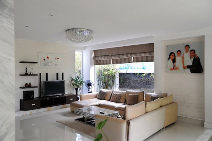 Phòng khách lầu được trang trí nhẹ nhàng với tông màu chủ đạo là trắng.