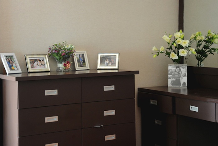 Vợ nam MC bài trí thêm những chiếc tủ gỗ nhỏ xinh xắn quanh căn phòng này.