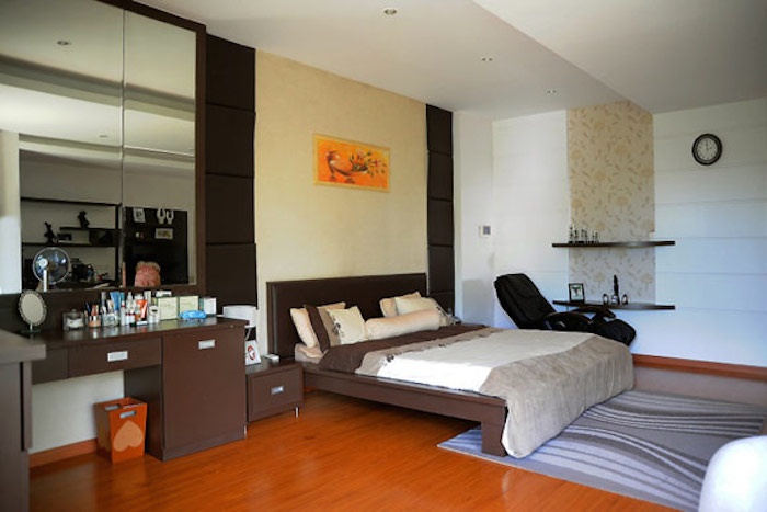 Phòng ngủ của hai vợ chồng rất ấm cúng.