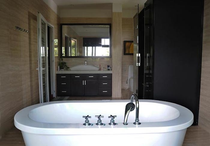 Phòng tắm rộng rãi và tiện nghi.