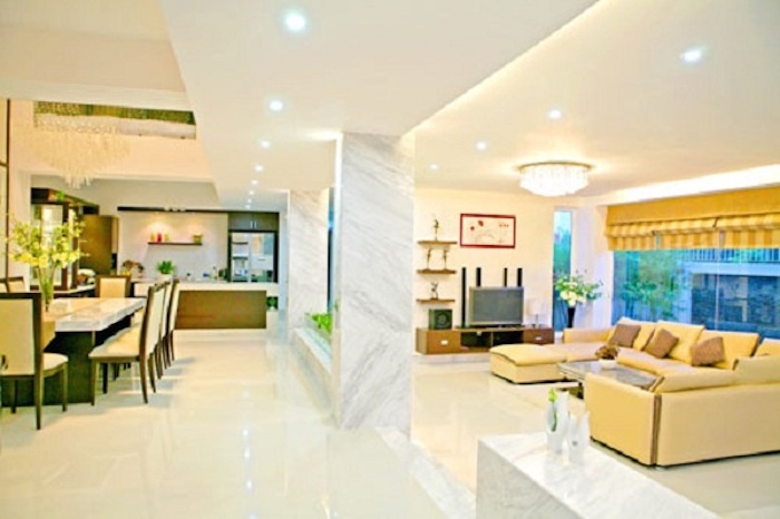 Hai vợ chồng Quyền Linh - Dạ Thảo cùng hai cô con gái Lọ Lem và Hạt Dẻ dọn về ngôi nhà mới ở khu dân cư Phước Kiểng, Quận 7, TP.HCM vào Tết năm 2011.