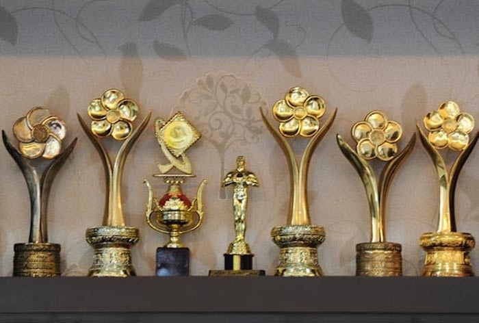 Những chiếc cúp vàng ghi dấu sự nghiệp thành công của Quyền Linh được đặt trang trọng trên kệ ở phòng khách.