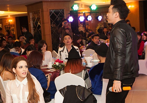 Andrea cham mat tinh cu Yanbi trong su kien hinh anh