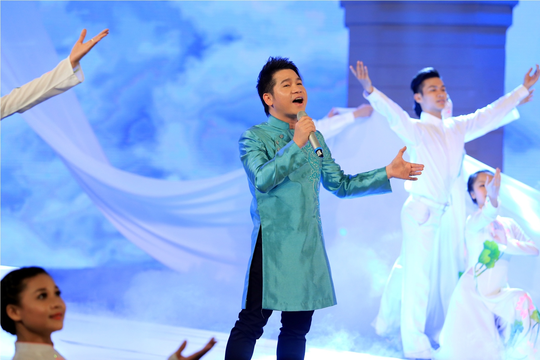 Trong Tan hat lai hit 'Tieng dan bau' tren song truyen hinh hinh anh