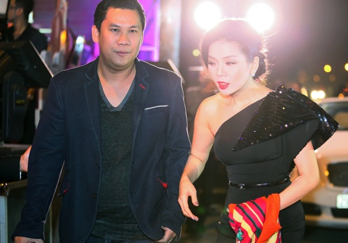 Le Quyen duoc chong thap tung khi ra Ha Noi chay show hinh anh