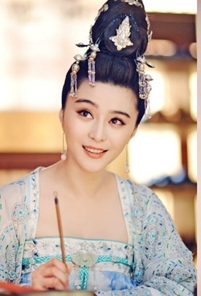 Thời trang của nàng Võ Tài nhân trong phim đa dạng về màu sắc và kiểu dáng.