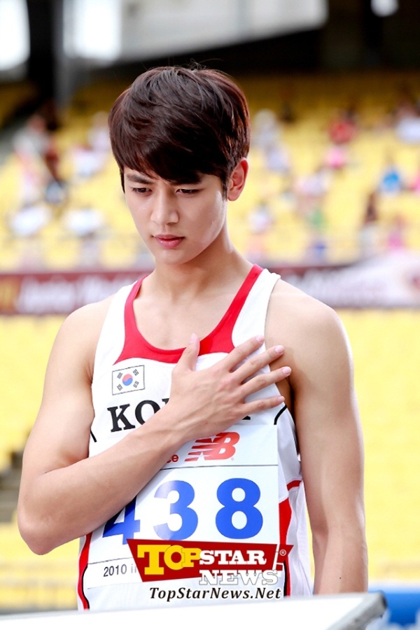 Anh chàng Min Ho của nhóm nhạc SHINee từng khiến fan nữ điên đảo khi thủ vai chàng thiên tài nhảy cao trong phim To the beautiful you. Bộ đồ thể thao của anh sau đó cũng gây nên cơn sốt và lọt top những bộ đồ 