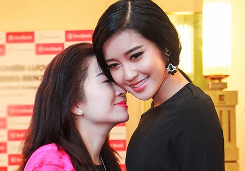 A hau Huyen My duoc me dong hanh di su kien hinh anh