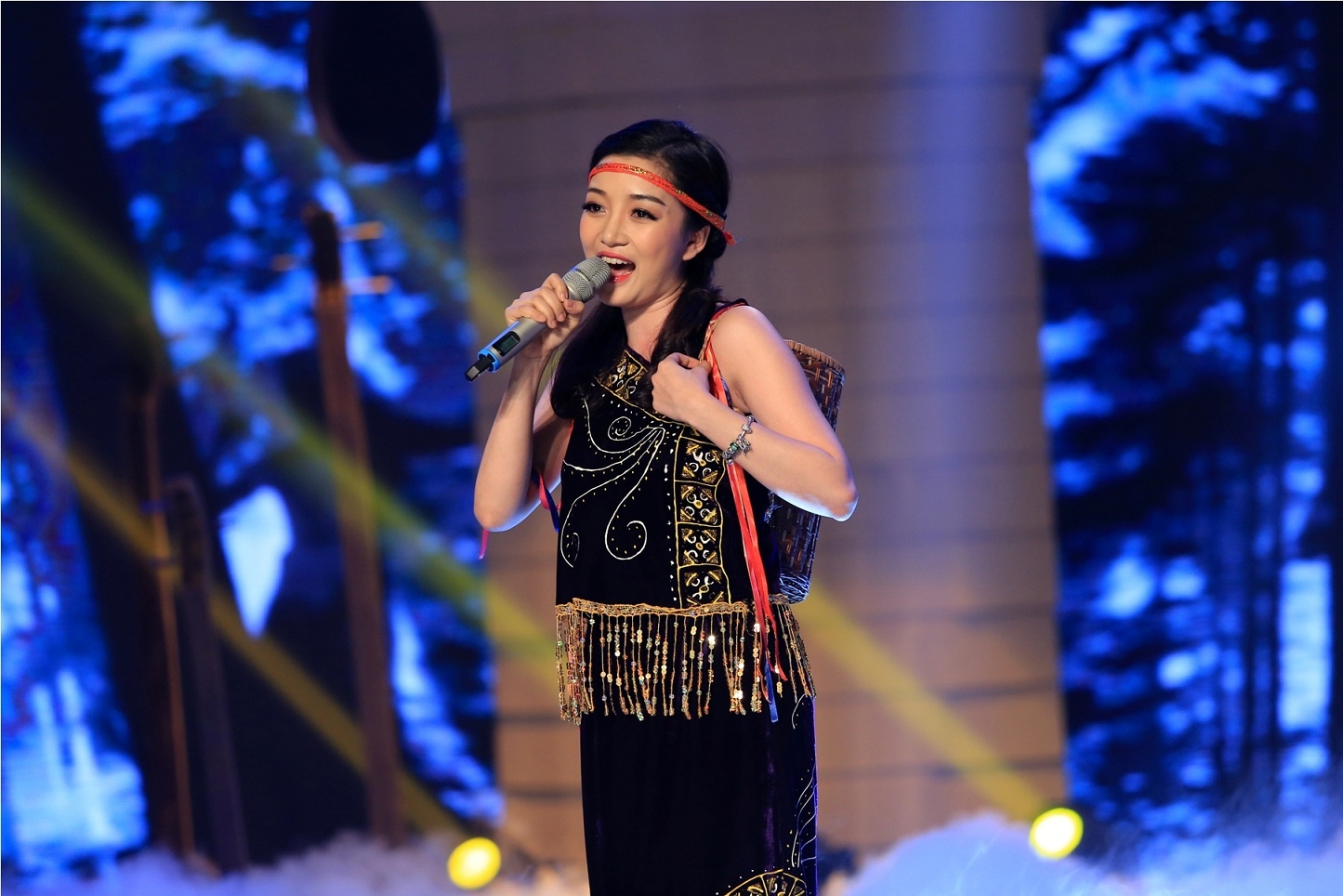 Phạm Thu Hà thể hiện Tiếng đàn Ta lư. 