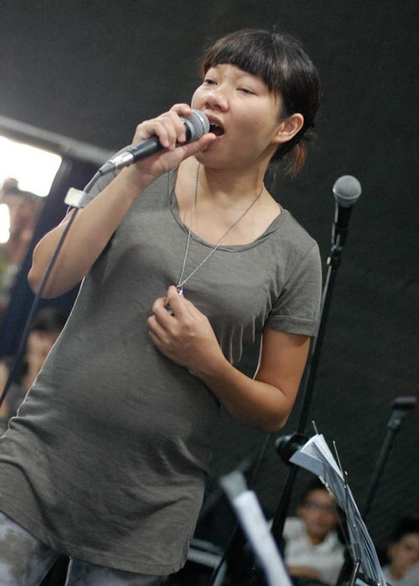 Diva Hà Trần không ngại biểu diễn mặc dù đang mang bầu ở những tháng thai kì cuối, cô vẫn chứng tỏ cho mọi người thấy ngọn lửa trong giọng hát của mình.