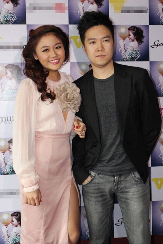 Bộ đồ với tông màu lỗi thời khiến Văn Mai Hương già dặn hơn hẳn bạn trai cũ Lê Hiếu vốn hơn cô 10 tuổi.