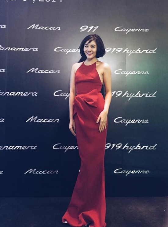 Bộ váy cổ yếm và kiểu tóc cổ điển không phù hợp với một cô gái mới lớn.