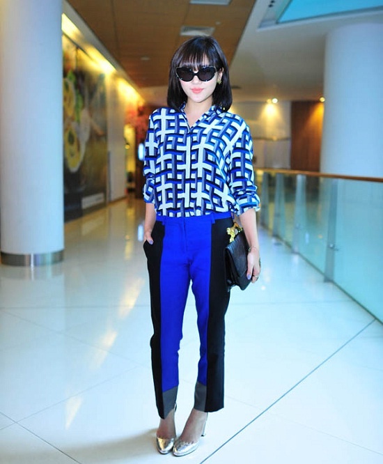Áo và quần của Văn Mai Hương không mấy ăn nhập. Nếu thay chiếc áo này bằng chiếc sơ mi xanh hay kiểu áo tông xuyệt tông với quần sẽ giúp cô nàng nổi bật rất nhiều.