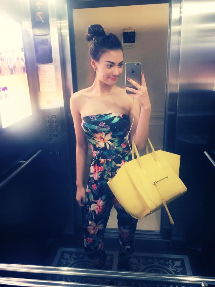 Đời thường, Hồng Quế thường lựa chọn trang phục đơn giản, trẻ trung  và phong cách. Phụ kiện như kính mắt, vòng cổ, hoa tai...  cũng là những món đồ thời trang được chân dài yêu thích.