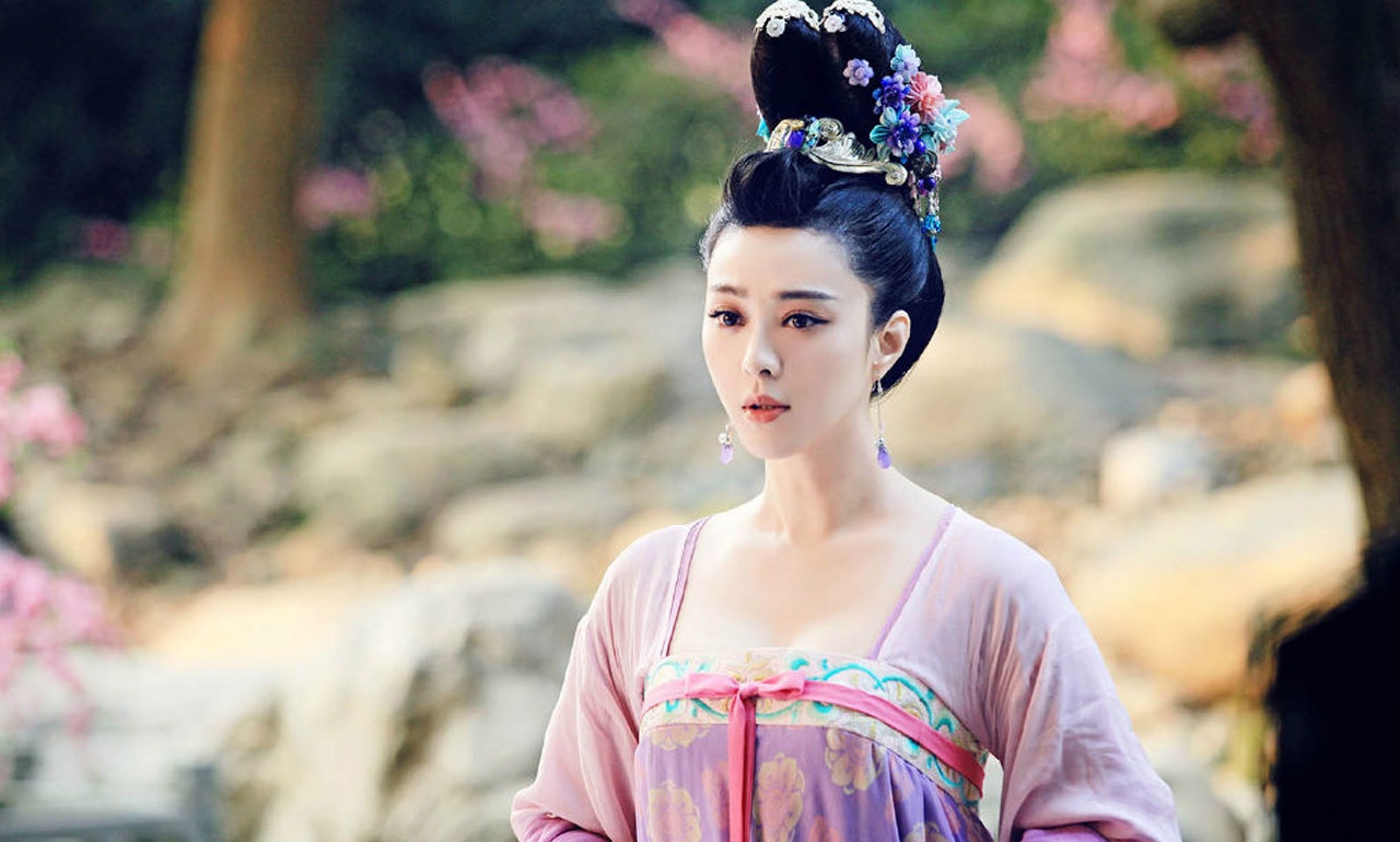 Loat my nhan Hoa ngu bi gan mac 'binh hoa' tren man anh hinh anh