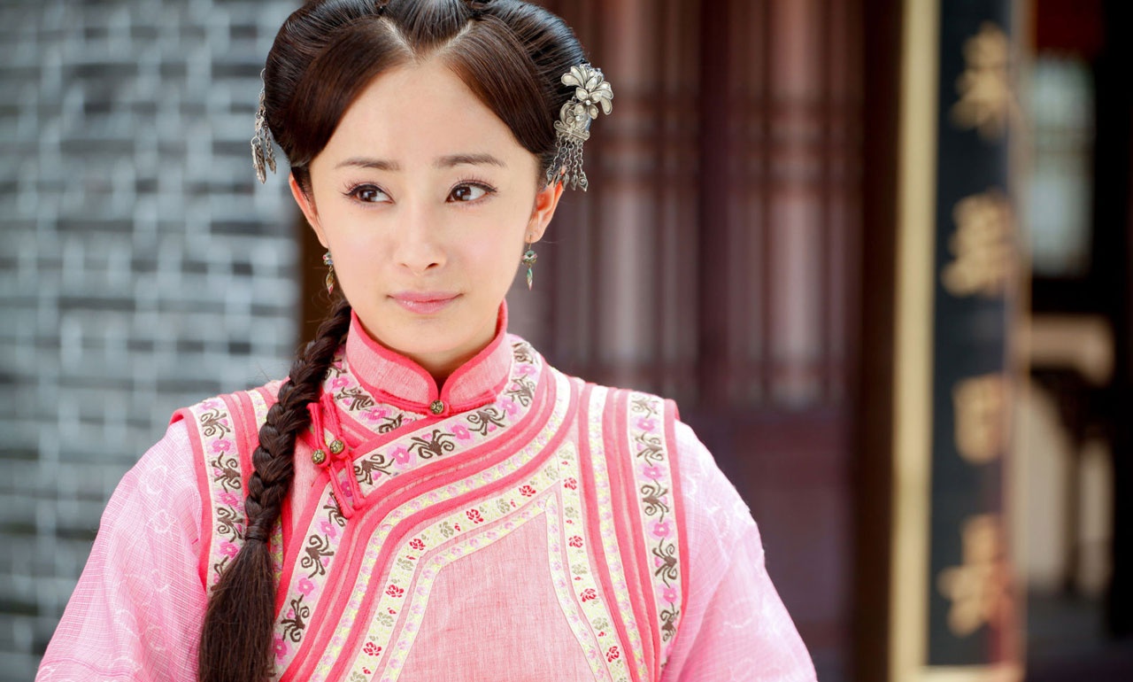 Sau thành công của bộ phim Cung tỏa tâm ngọc (2003), cái tên Dương Mịch trở thành ngôi sao sáng trên màn ảnh xứ Trung. Thế nhưng diễn xuất của cô cũng gây ra nhiều tranh cãi. 