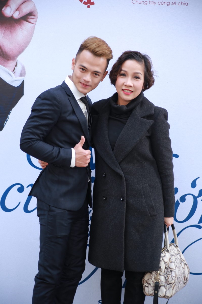 Mỹ Linh đã dành thời gian đến chúc mừng Thái Quang ra mắt sản phẩm đầu tay. 