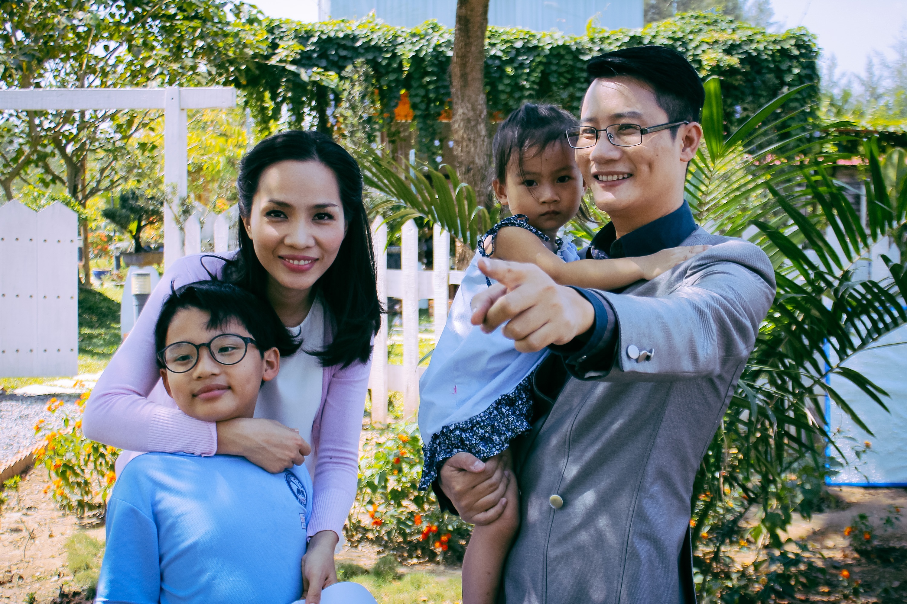 Hoang Bach dua vo con vao MV don Tet hinh anh