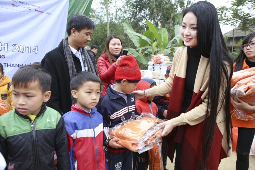 Hoa hau cac dan toc Ngoc Anh gian di di tu thien hinh anh