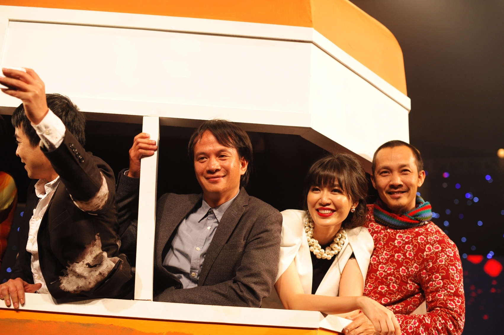 Tau dien Ha Noi xua duoc tai hien nhu that tren san khau hinh anh