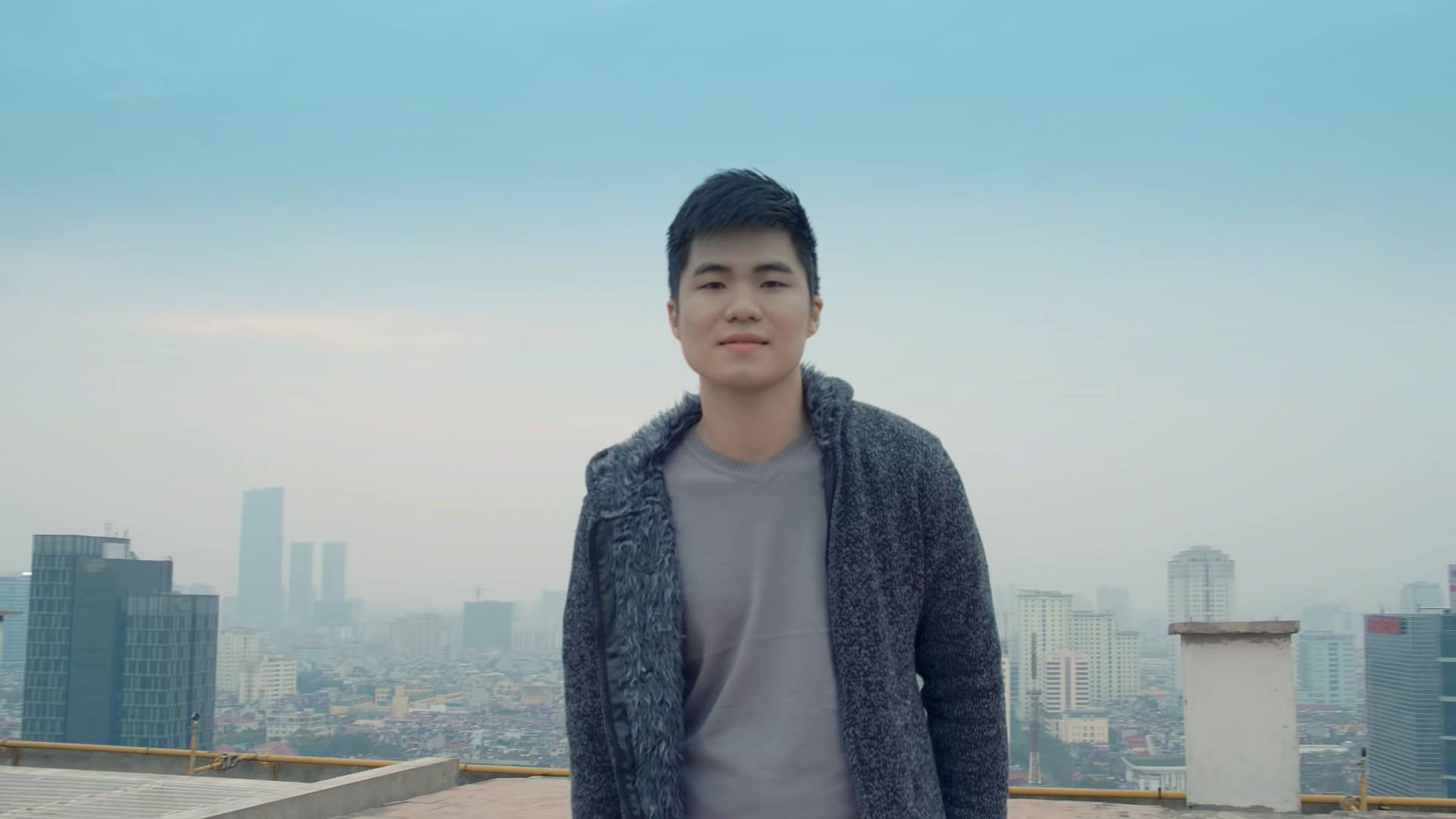 Nam ca sĩ Tiến Mạnh trong MV đầu tay Có một tình yêu như thế.