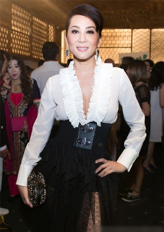 Thật may, ngoại hình tươi trẻ đã giúp nữ MC Nguyễn Cao Kỳ Duyên trông khá khẩm  hơn rất nhiều trong bộ trang phục diêm dúa hết sức lỗi thời này.