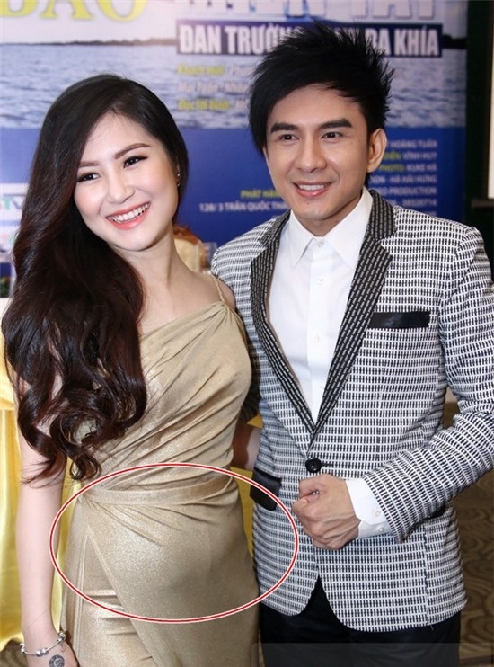 Thân hình Hương Tràm khá tròn trịa, vì thế đáng lý ra, cô nàng nên tránh xa những  bộ đồ ôm sát chất liệu mỏng co dãn trên tone màu metallic rất dễ lộ 