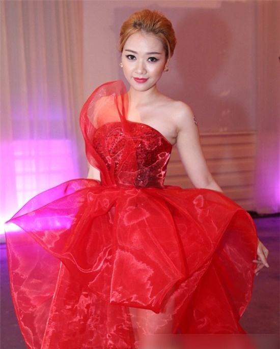 Băng Di khiến công chúng không thể hiểu nổi cô đang mặc váy hay mặc nhầm... giấy  bóng gói hoa lên người.