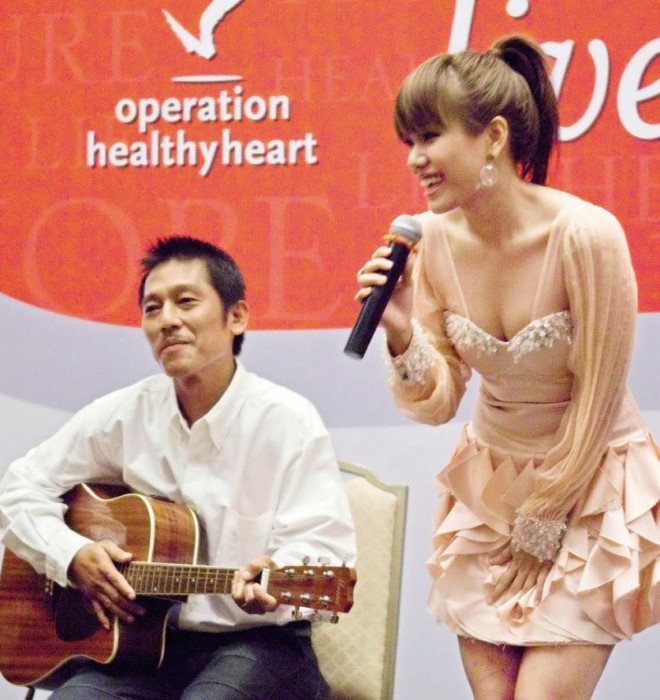 Ba đàn, Vy hát trong một chương trình từ thiện. Ba là người bạn lớn, người đồng hành cùng Vy trong âm nhạc và cuộc sống.